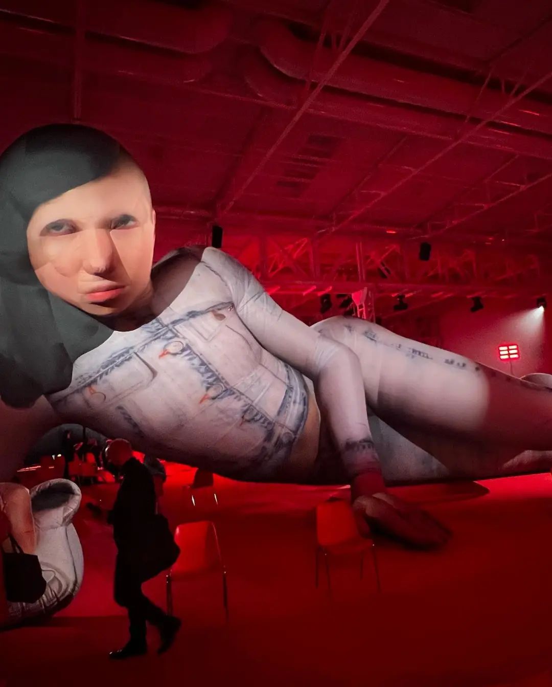 淮海路闪现“巨型充气人偶”！有人吓哭，有人被迷住！谁还没有看过TA？