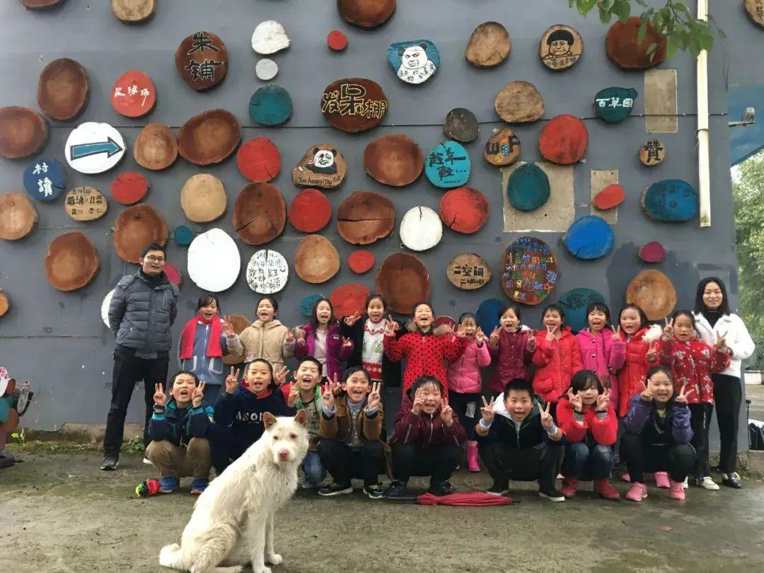 这个村,一条小黑狗像影子一样跟着我