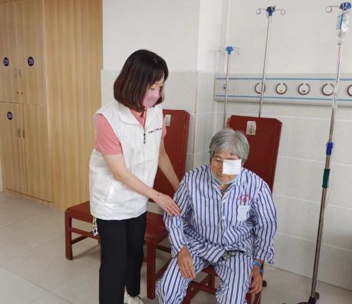 “开不走的火车”携光而来让200名白内障患者告别“雾里看花”