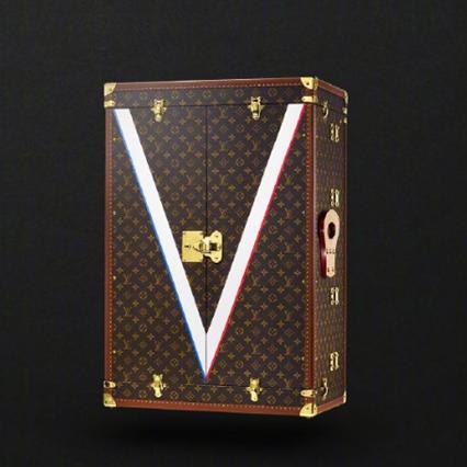 今年NBA总决赛冠军的奖杯箱又双叒由路易威登定制