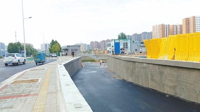直击郑州南三环雨水涵在建现场,双道排水沟连接