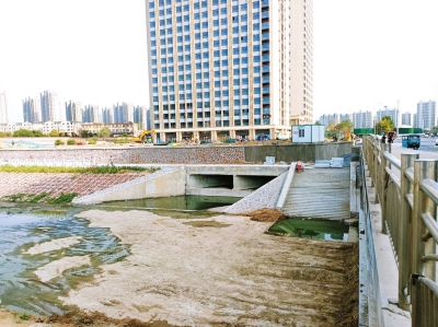 直击郑州南三环雨水涵在建现场,双道排水沟连接