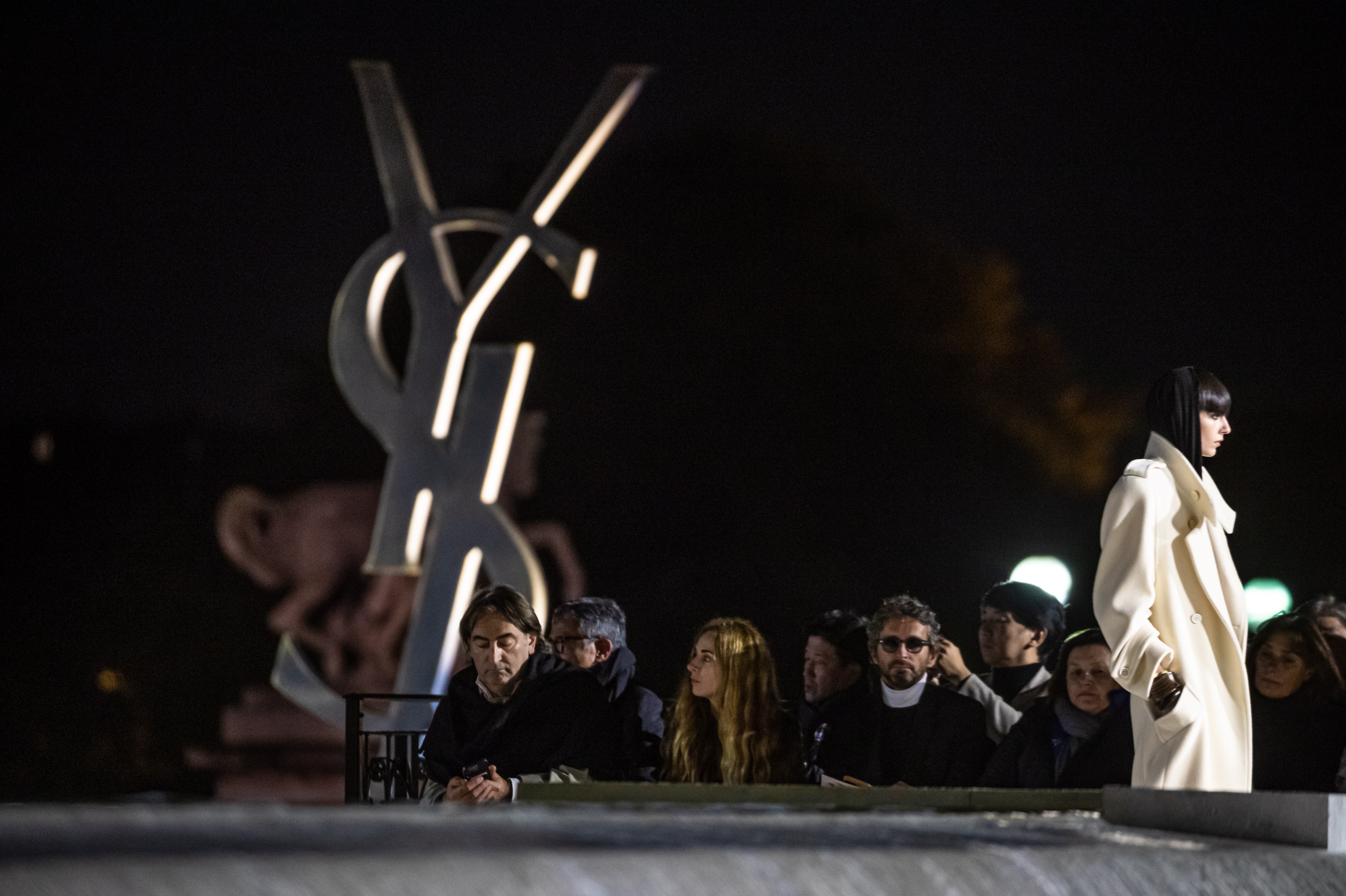 外代二线巴黎时装周,巴黎时装周圣罗兰品牌时装秀