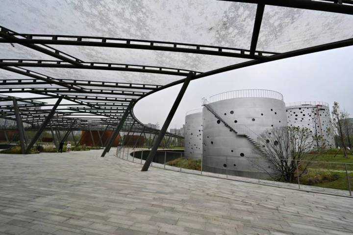 工业油罐改造成“大灯笼”亮灯时美呆了杭州小河公园国庆开放