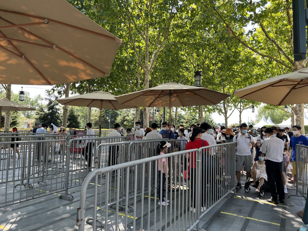 国庆假期申城各景点民众“打卡忙”警方多措并举疏导客流