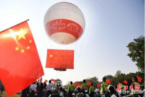 在异国他乡,我脑海里闪现着武汉三镇的*旗国**红|九派时评