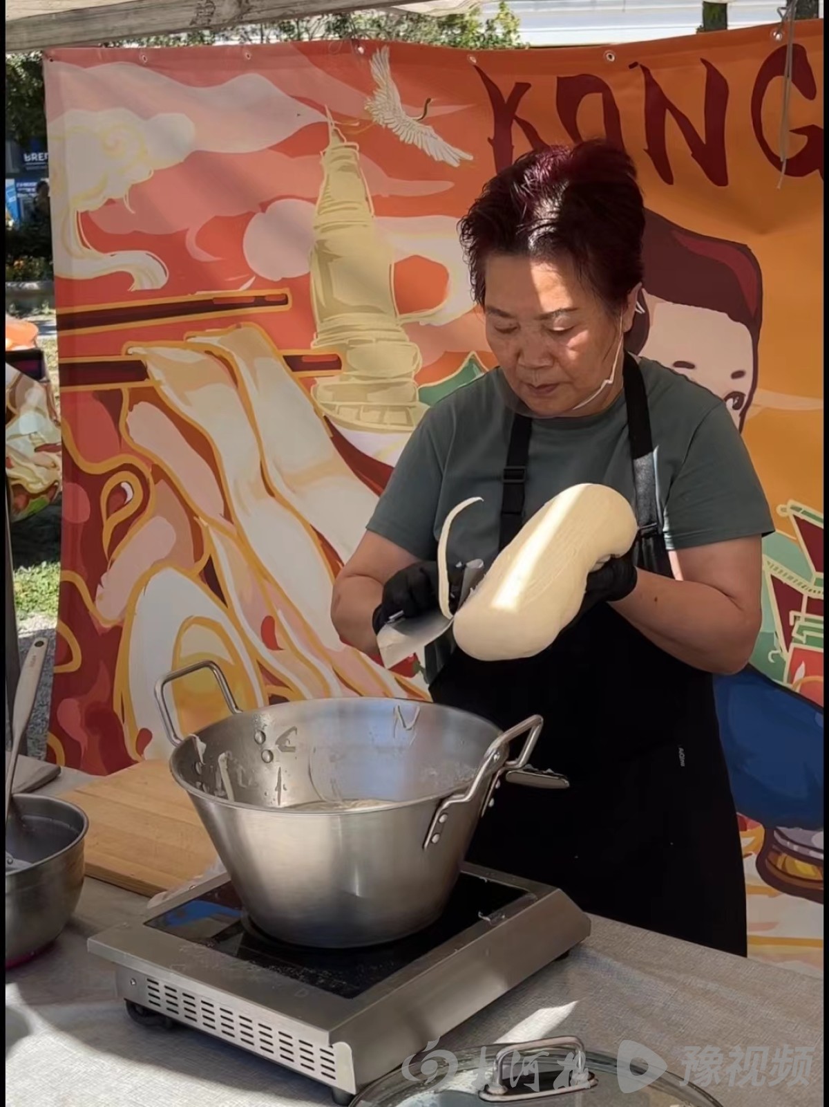 丈母娘在法国集市上卖山西刀削面,山西小伙带丈母娘在法国卖刀削面