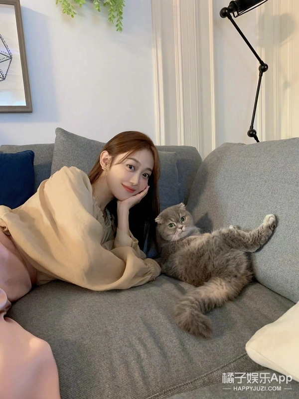 还记得“回忆专用小马甲”博主吗？他现在谈恋爱了？