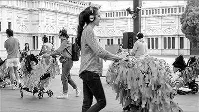 公共场合有吵闹不止的孩子怎么办?这是个世界性难题