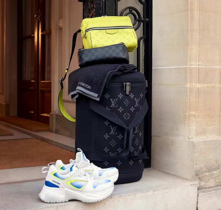 男生lv旅行包应该装一些什么东西,lv行李箱与行李包哪个更实用