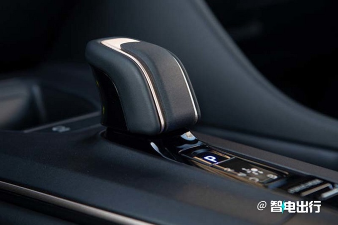 日本丰田第十四代皇冠轿车,日本耐用车第一名丰田皇冠多少钱