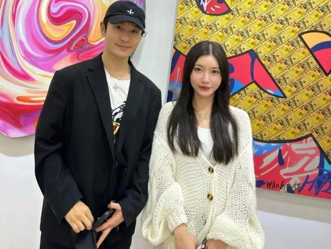 黄晓明生日小海绵祝福视频,黄晓明晒全家福为95岁姥姥庆生