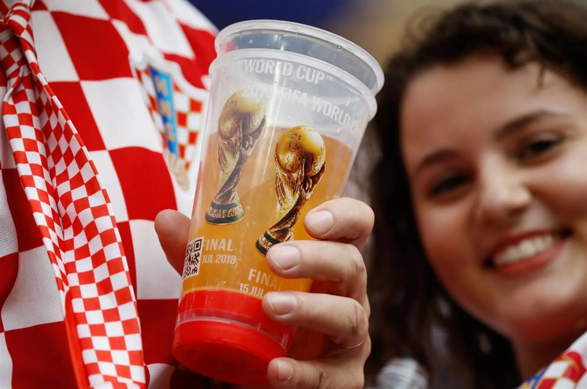 卡塔尔把啤酒摊位挪出世界杯场地，将送球迷去专门区域喝酒、醒酒