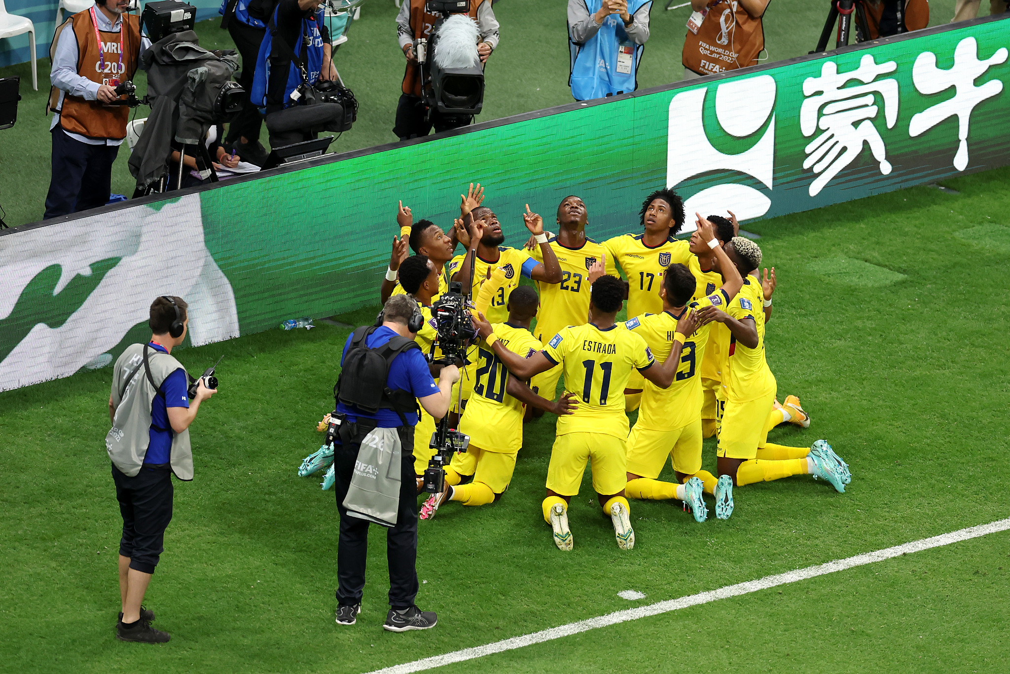 万众瞩目的世界杯终于拉开了序幕,世界杯激情燃烧球场