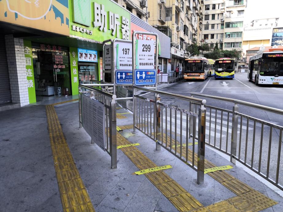 “通道”变“堤岸”，改造后的公交站场，乘车安全又方便