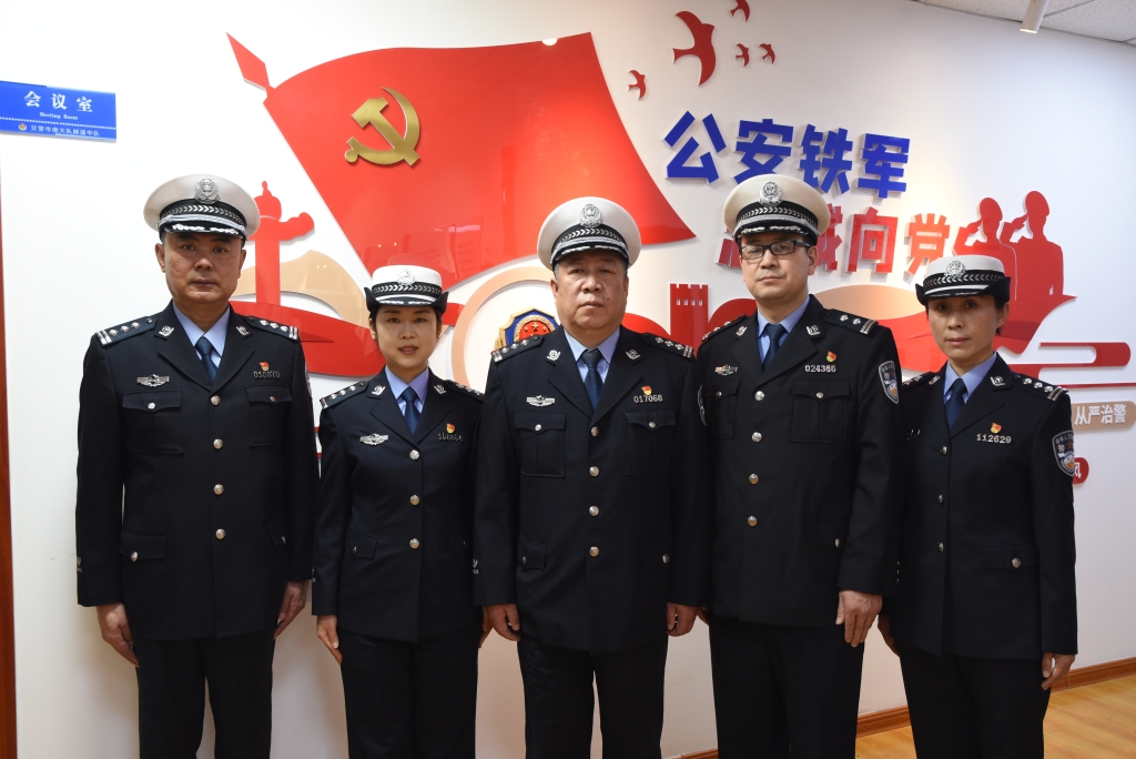红旗标兵展播丨交警支队市北大队车管分所四级高级警长郝向红：扎根三尺服务台，巾帼建功新时代