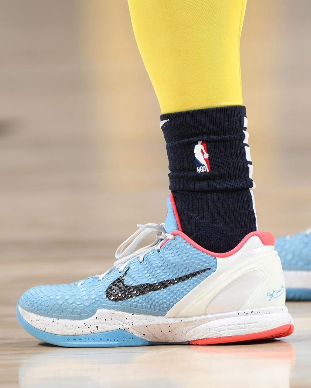 塔克最新上脚比赛球鞋,塔克上脚kobe3