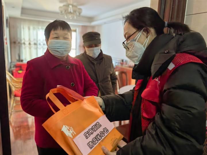 向居民发放爱心健康包,发放健康防护爱心包