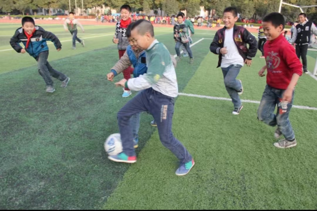 这所小学有点牛人人都会踢足球