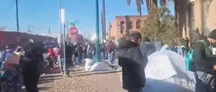 拜登访美国大使视频回放,美媒抨击拜登秘密转移非法移民