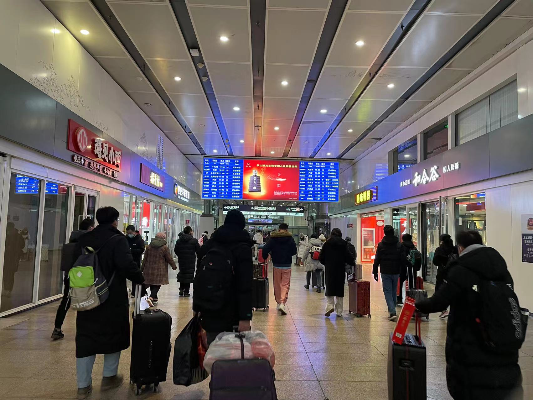 实探：爆满的火车站！候车室人声鼎沸，有人提前4小时到，“买不到票就拼车回家”