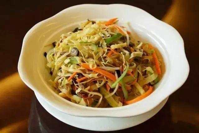 特色年夜饭畅销餐桌上的年味浓,一桌年夜饭成为游子们家的味道