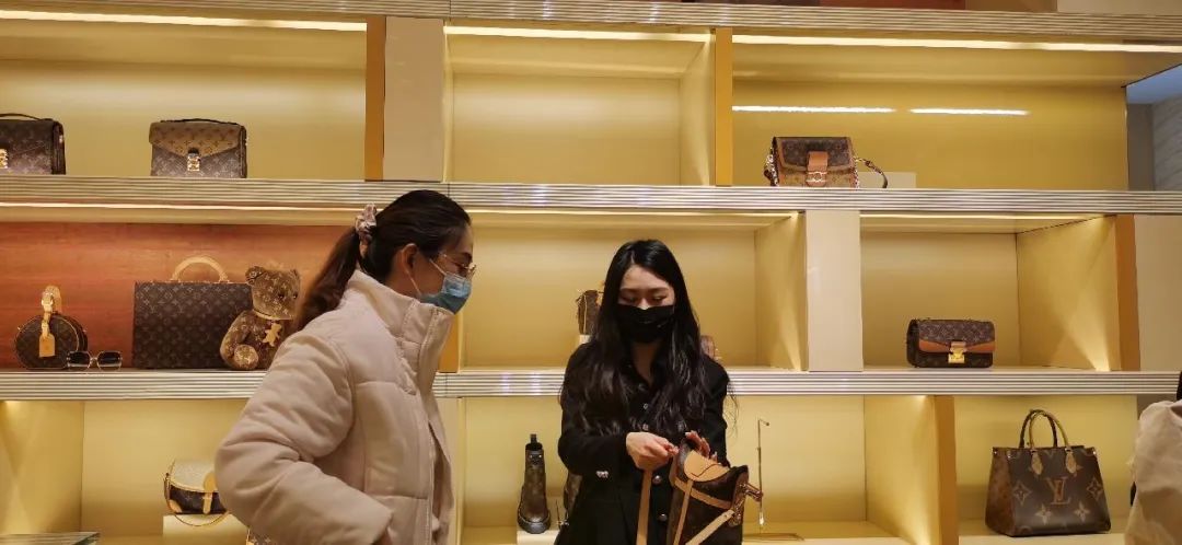 涨价的奢侈品,大排长龙奢侈品