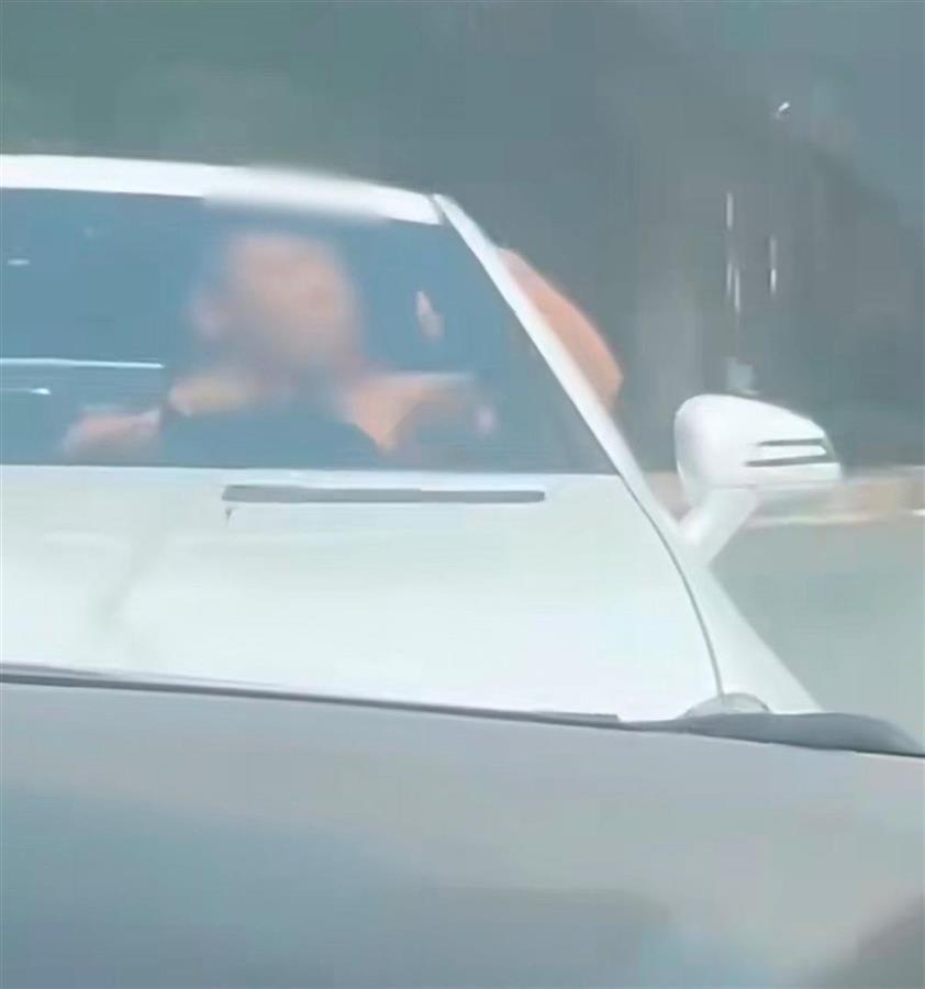 三亚一男子赤膊开车逆行堵路,三亚堵车被扣13分