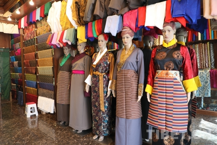 新春走基层｜置办年货添新衣拉萨街头服装生意火爆