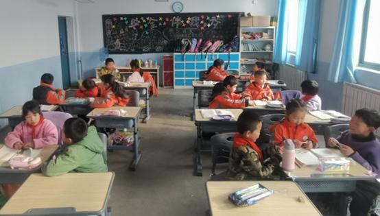 博山这家学校座位排列有“品”有新意