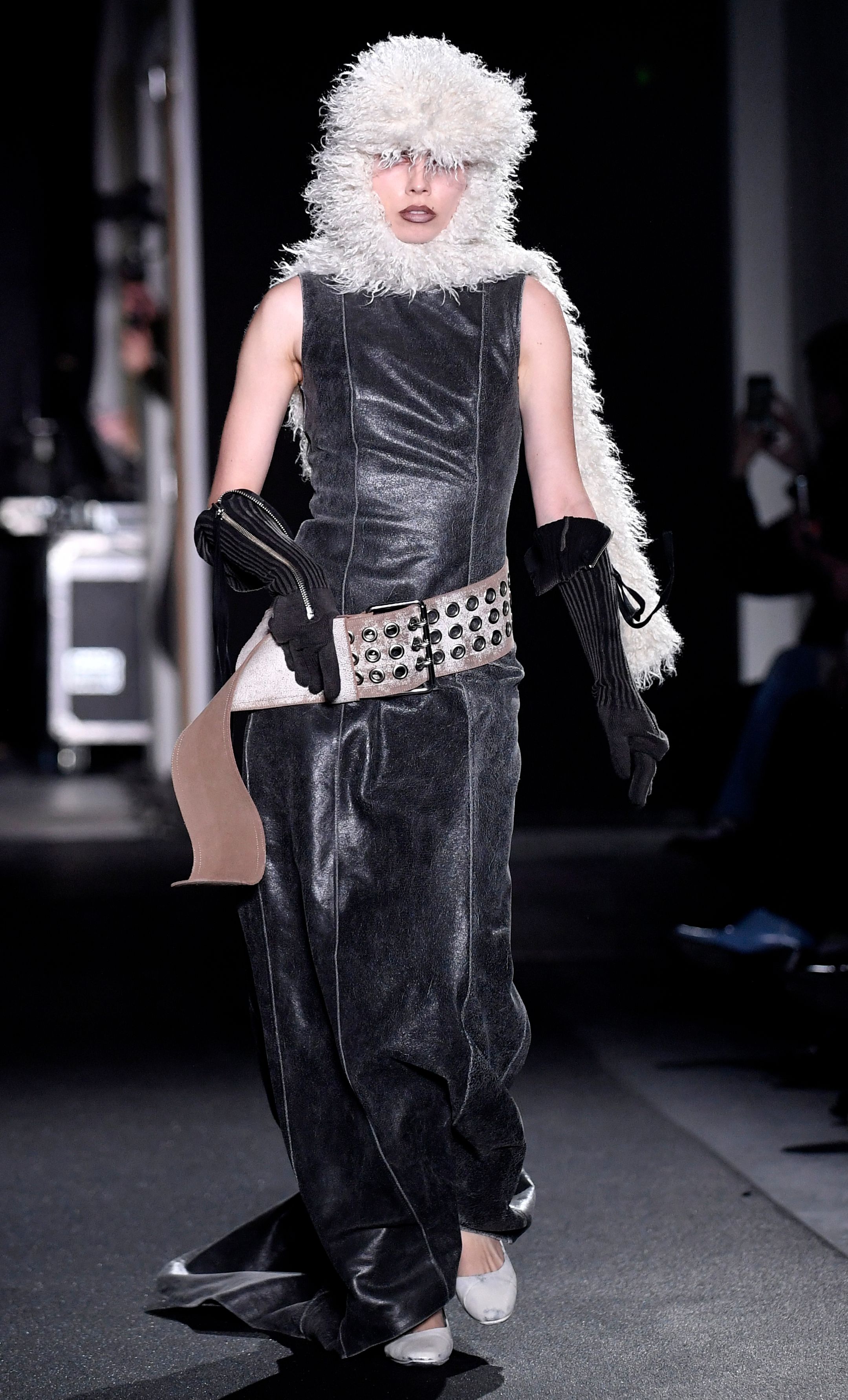 2018夏季国际时装周晚礼服t台秀,时装周红色冬季搭配走秀