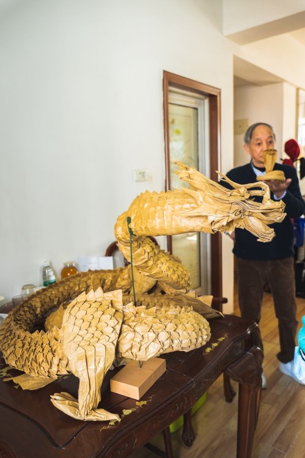 七旬老人手工折纸,70岁老人手指舞视频