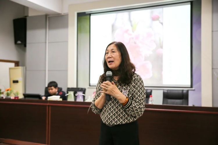 光明区高级中学举办“花样人生，最美是你”花艺沙龙活动，借用花木展现光高女教师高雅情怀