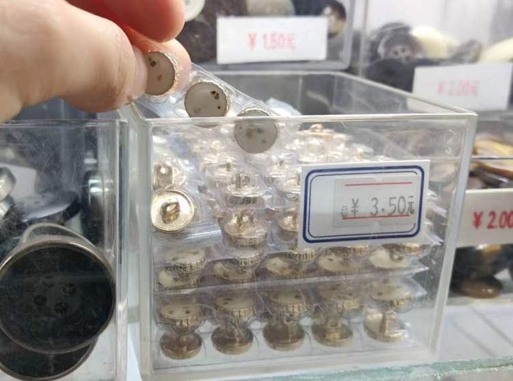 坚守上海人的持家有道，小小钮扣店开了40多年！阿姨妈妈说是“宝库”，主动多付钱希望能一直开下去|魔都宝藏小店⑦