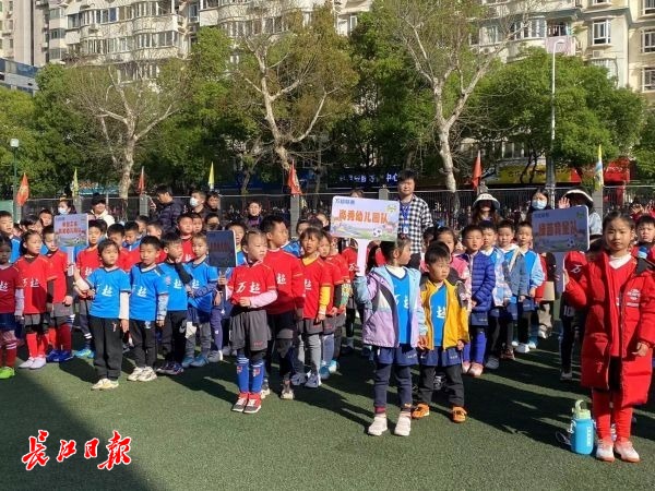 大人对阵小孩足球比赛,青少年足球比赛教练和裁判的对抗