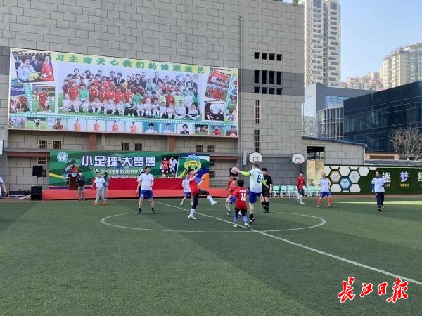 大人和小孩踢球比赛,大人和小孩比赛踢足球