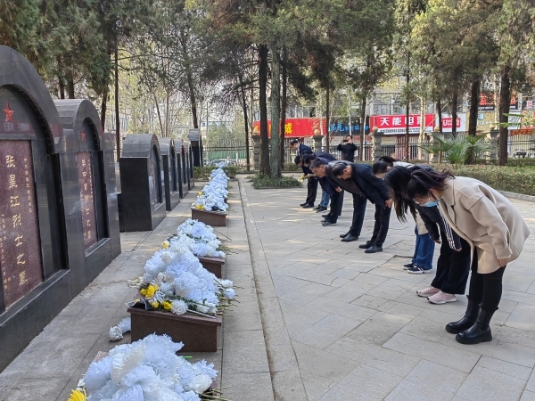 驻马店清明祭英烈视频,驻马店四中清明祭奠革命先烈