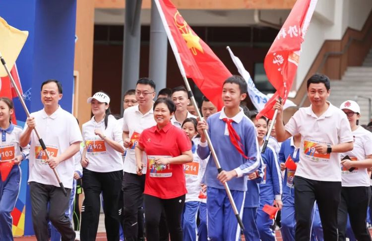 深圳湾畔动起来！女排奥运冠军助力科苑小学亲子马拉松