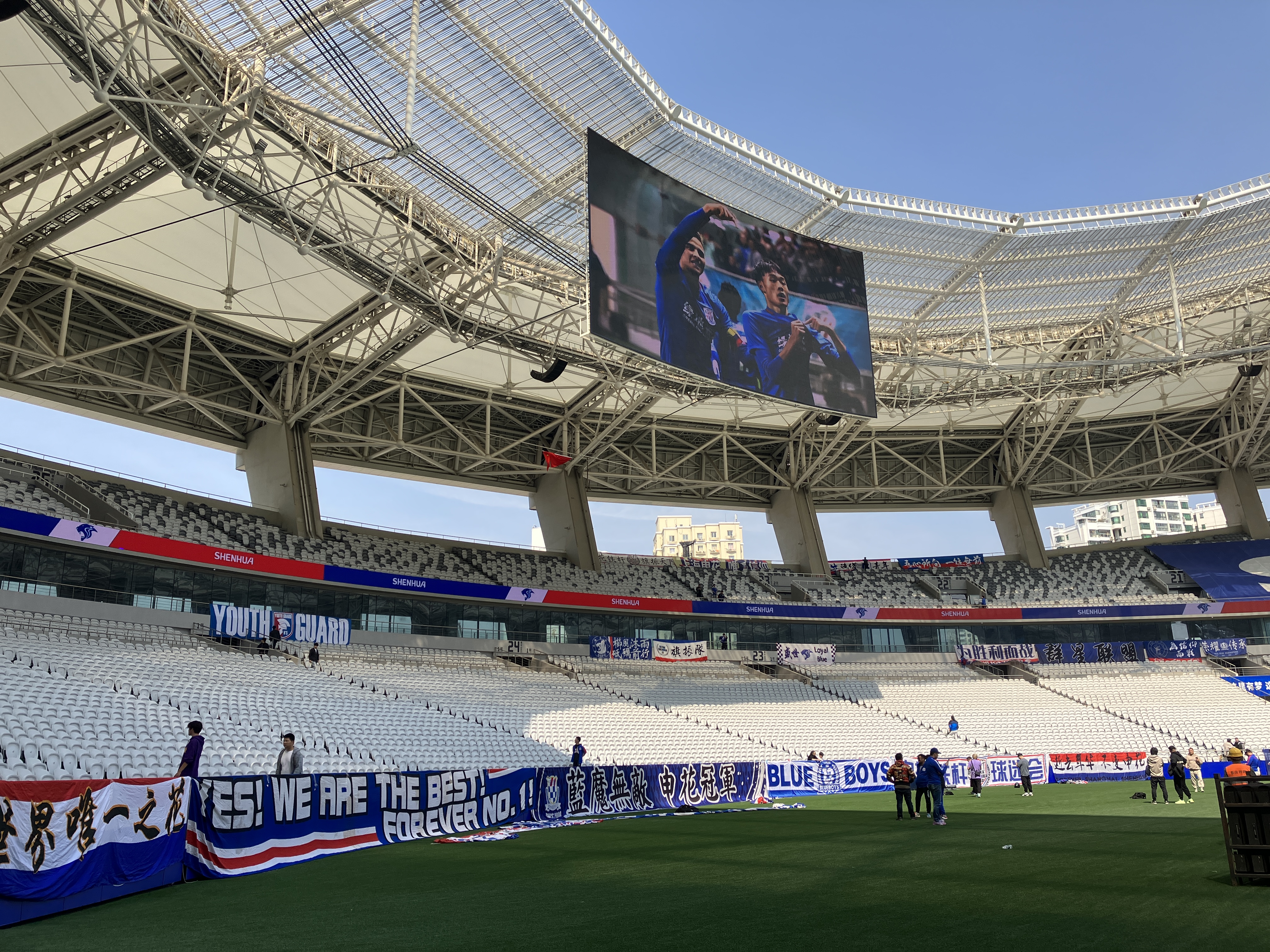 八万人客场申花球迷助威,上海申花八万人体育场震撼场面