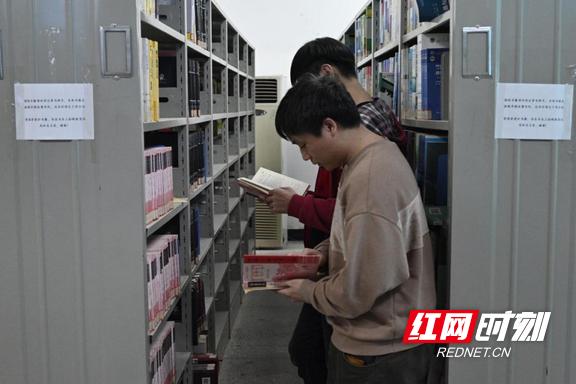 书香润校园阅读伴成长诗朗诵,书香润校园阅读伴成长绘画