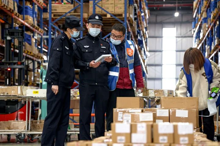 知名品牌柜员迷惑：男子一天来店里10多趟！真相大跌眼镜