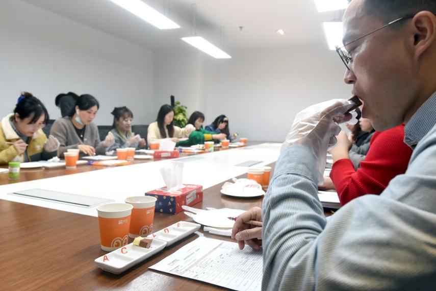走企业看发展丨千种零食，如何跨越山海与你相逢？上海来伊份股份有限公司里的“零食诞生记”