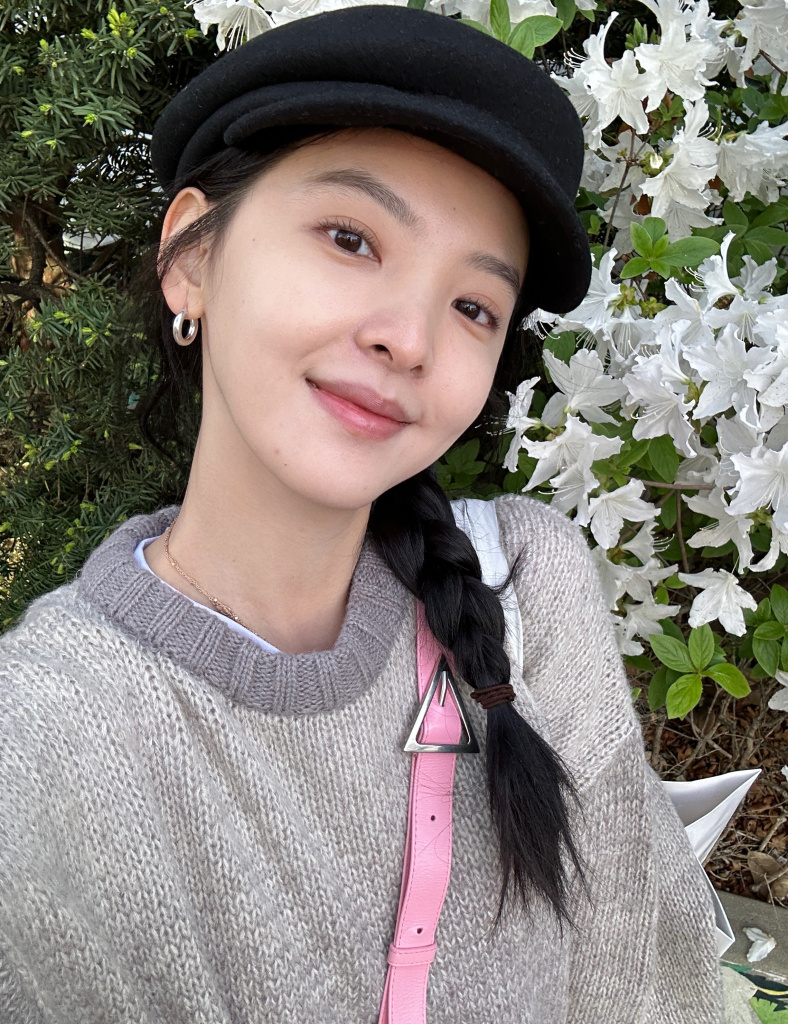 章若楠分享韩国旅游随拍报童帽毛衣穿搭韩范十足