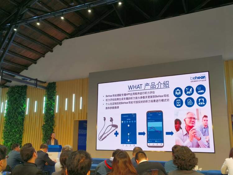 机器人帮助他们做家务的英语,智能机器人做家务照顾病人