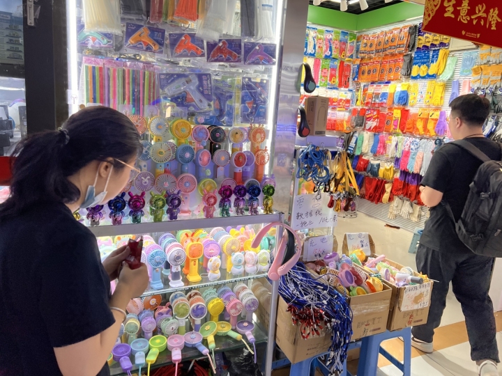 摆摊吧少年完整版视频,摆摊小伙跑到义乌