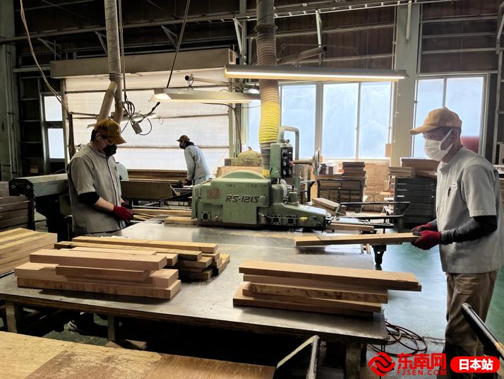 日本广岛的复兴精神：仍在行走的原爆电车与创造经典的曲木工厂