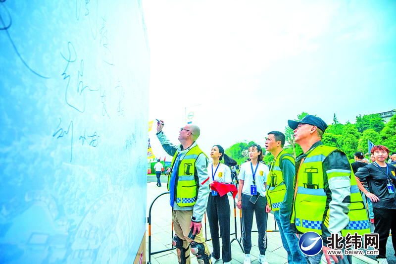 千里川藏线启程在雅安