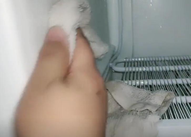 冰箱结冰太厚只需一招立马脱落,冰箱结冰怎么铲掉