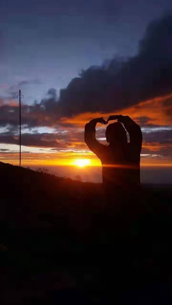 致敬勇敢的爬山女士,登顶珠峰的女将致敬勇者归来