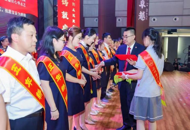 五年培育8000余名优秀学生，宝安为明教学质量获家长点赞